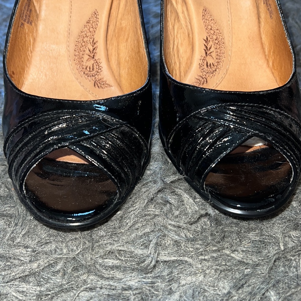 New Women's black patent leather peep told Sofft heels, size 7 - Picture 3 of 15